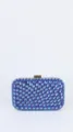 Nahaufnahme der funkelnden blauen Strasskristall Abendtasche Metallverschluss Detail - Blau