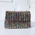 Luxurioese schillernde Abendhandtasche mit bunten Strasssteinen und Metallkettenriemen fuer Damen. - bunt