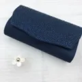 Glitzernde dunkelblaue Abend-Clutch mit feinen Strassdetails und edler Plissee-Optik. - TW115 Dunkelblau