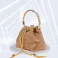Strass Eimer Abendtasche Detail, glitzernde Kristalle mit goldenem Metall Ringgriff. - Gold