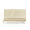 Goldene Glitzer Abendtasche Detailansicht mit glitzerndem Stoff und silberner Kette. - Gold