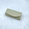 Goldene Glitzer Abendtasche Detailansicht, schimmernde Stofftextur und elegantes Klappendesign. - Gold