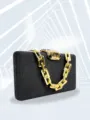 Nahaufnahme Detail der luxurioesen schwarzen Abendtasche mit goldener Kette und Kristallen. - TW170H Schwarz