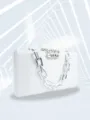 Silberne Glitzer-Abendtasche Detail zeigt edlen Strassverschluss und klobige Kette. - TW170H Silberweiß
