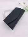 Detailansicht der eleganten schwarzen Abendtasche mit stilvollem Perlen-Tragegriff. - TW129 Schwarz