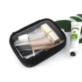 Schwarze transparente PVC Kosmetiktasche, tragbarer Kulturbeutel fuer Reise und Alltagsgebrauch. - S