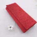 Roter Strass gefalteter Abendtaschen Detailshot, elegantes Stoffmaterial und edle Kristallperlen. - TW114 Leuchtendes Rot