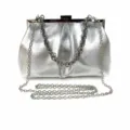 Silberne Abendtasche Detailansicht, metallischer Glanz, kompakte Größe mit Metallkette. - Silber