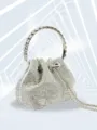 Nahaufnahme einer glitzernden Strass-Abendtasche mit Metallring-Griff und feiner Kette. - Silber
