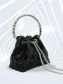 Schwarze Strass-Abendtasche Detail mit Kristall-Metallringgriff und Silberkette. - Schwarz