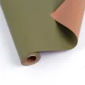 Dubbelzijdige cadeaupapier rol olijfgroen en bruin voor verjaardag en kerstcadeau verpakking. - Kerstserie - Gestreept Smaragdgroen