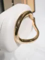 Weiße Abendtasche Handtasche mit skulpturalem goldenen Metallgriff für elegante Partys. - Beiges KB715