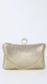 Detailansicht der glitzernden goldenen Strass-Abendtasche mit schickem Ringgriff. - Gold