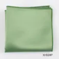 Vista dettagliata della pochette da costume in poliestere verde chiaro con bordi cuciti. - XH02#P