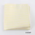 Vista dettagliata della pochette a righe gialle e bianche, tessuto pregiato, bordi rifiniti. - XH05#P
