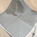 Zijden vierkante sjaal met een modern zwart-wit geometrisch strepenontwerp voor dames. - SJ956-JKF