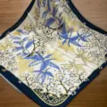 Elegante zijden vierkante sjaal met blauw botanisch bladpatroon en donkere rand voor dames. - SJ1037-JKF