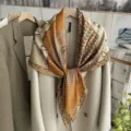 Luxe zijden vierkante sjaal met elegant paarden- en geometrisch kettingmotief voor dames. - SJ452-JKF