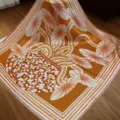Oranje zijden sjaal met artistiek geometrisch mandpatroon en elegante gestreepte rand. - SJ984-JKF
