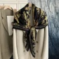 Gedetailleerd overzicht van luxe zwarte zijden sjaal met elegante gouden barokprint voor dames. - SJ455-JKF