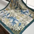 Gedetailleerd overzicht van een luxe zijden vierkante sjaal met mooie botanische print. - SJ1049-JKF