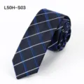 Gedetailleerde close-up van een klassieke donkerblauwe smalle stropdas met elegante strepen. - L50H-S03 (Donkerblauw Gestreept)