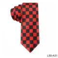 Gedetailleerd overzicht van rood-zwarte geruite smalle das met strak geometrisch patroon. - L50-A31