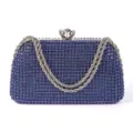 Detailaufnahme der luxusblauen Strass-Abendtasche mit Metallkette und funkelndem Kristallverschluss. - Blau