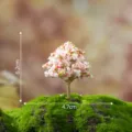 Künstlicher Mini Kirschbaum Deko-Figur mit Moos-Sockel für Mikro-Landschaft Dekoration. - Rosa Pflaumenblüte