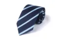 Klassieke donkerblauwe das met lichtblauwe diagonale strepen, netjes opgerold voor detail. - L7002 (Donkerblauw Gestreept)