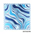 Detail van blauwe abstracte gedrukte zijden vierkante sjaal, elegante halsdoek voor dames. - Blauw Wit Golf Print