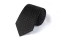 Gedetailleerde close-up van een klassieke zwarte das met elegante witte stippen voor formele kleding. - L7003 (Zwarte Stippen)