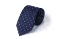Gedetailleerd close-upoverzicht van een donkerblauwe herenstropdas met stijlvolle lichtblauwe stippen en geometrie. - L7004 (Donkerblauwe Geometrische Stippen)
