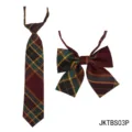 Gedetailleerde opname van Japanse JK uniform tartan ruit stropdas en strik set in bordeaux. - Wijnrood Donkergroen Ruit (03P)