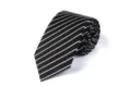 Detail van zwart-wit gestreepte stropdas, klassiek zakelijk casual herenaccessoire. - L7018
