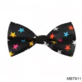 Gros plan sur les details du noeud papillon noir pour homme avec etoiles colorees. - MBT911