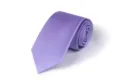 Detaillierte Nahaufnahme einer gerollten violetten Herrenkrawatte mit feiner diagonalen Textur. - L7032