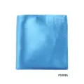 Primo piano dettagliato della pochette in seta blu lucida, con tessuto liscio e cuciture pulite. - Blu(PS008S)