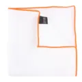 Gros plan détaillé de la pochette en lin blanc avec un bord roulé à la main orange vif. - Orange