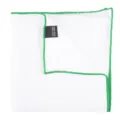Vue détaillée du carré de poche en lin blanc pour homme avec bordure verte et étiquette. - Vert