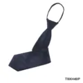 Gedetailleerd overzicht van de donkerblauwe ritsdas gemaakt van hoogwaardig polyester materiaal. - Donkerblauwe Streep