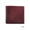 Detailweergave van de rood-zwart geruite pochet, klassiek geweven patroon voor herenpakken. - Zwart en Rood Ruitjes(PS25S)
