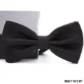 Primo piano dettagliato di un elegante papillon nero texturizzato con scatola regalo inclusa. - Nero Tinta Unita Motivo Scuro (MBT1013P)