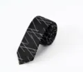Gedetailleerd uitzicht op een zwarte moerbeizijden das met moderne geometrische lijnen. - L50H-S01 (Zijden cadeauset + draagtas)