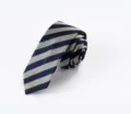 Cravatta in seta classica a righe blu navy e bianche da uomo per affari ed eventi. - L50H-S06 (set confezione regalo in seta + borsa tote)