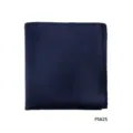Detailopname van de gladde marineblauwe pochette stof, nette stiksels en fijne textuur details. - Donkerblauw(PS62S)