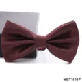 Primo piano dettagliato di un elegante farfallino bordeaux testurizzato con trama fine per uomo. - Griglia Borgogna (MBT1011P)