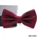 Vista di dettaglio di un elegante farfallino bordeaux testurizzato con motivo a griglia per abiti. - Textura Borgogna (MBT1009P)