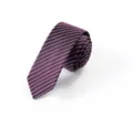 Primo piano dettagliato dell'elegante cravatta in seta viola con sottili righe diagonali. - L50H-S10 (Set scatola regalo in seta + borsa)