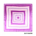Gedetailleerd uitzicht van een stijlvolle geometrisch bedrukte zijden dames sjaal met paars patroon. - Paars-Roze-Witte Geometrische Print